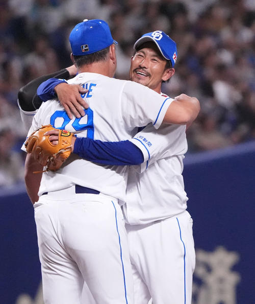 中日対ヤクルト　8回表ヤクルト無死一塁、祖父江（右）は井上監督とハグを交わしマウンドを降りる（撮影・森本幸一）