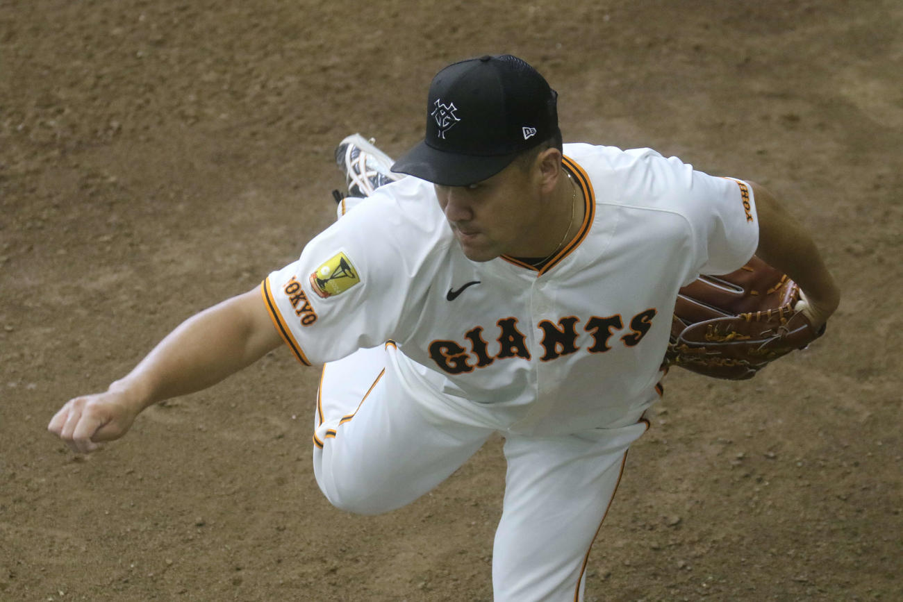 ブルペンで投球練習を行う田中将