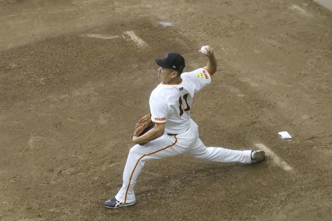 ブルペンで投球練習を行う田中将