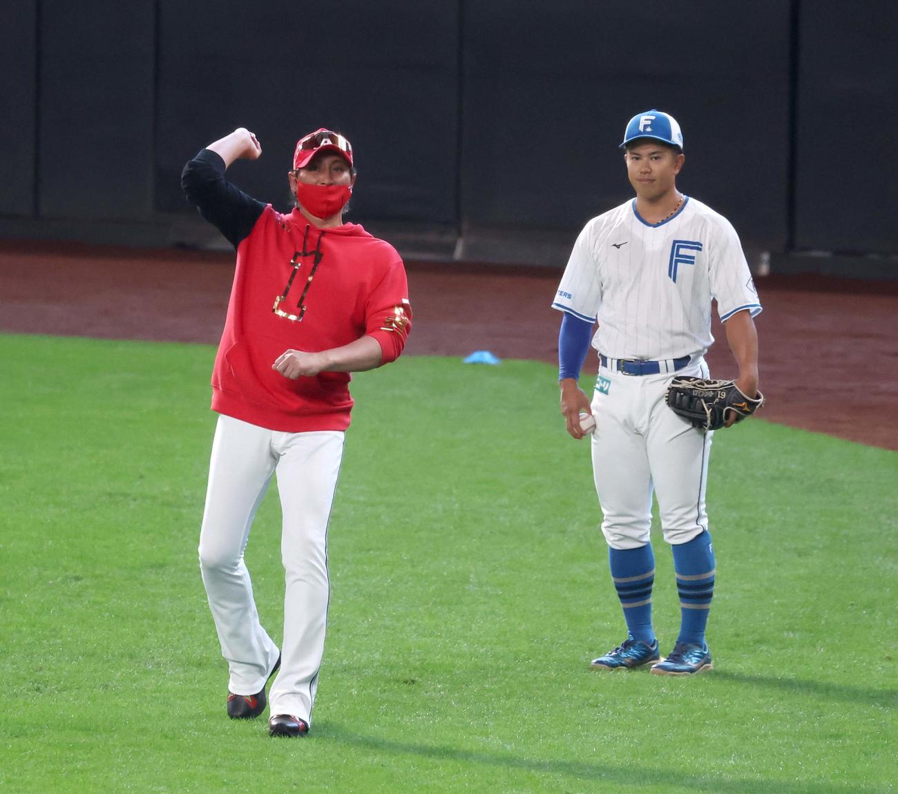 日本ハム対西武　今川（右）に送球の指導をする新庄監督（撮影・黒川智章）