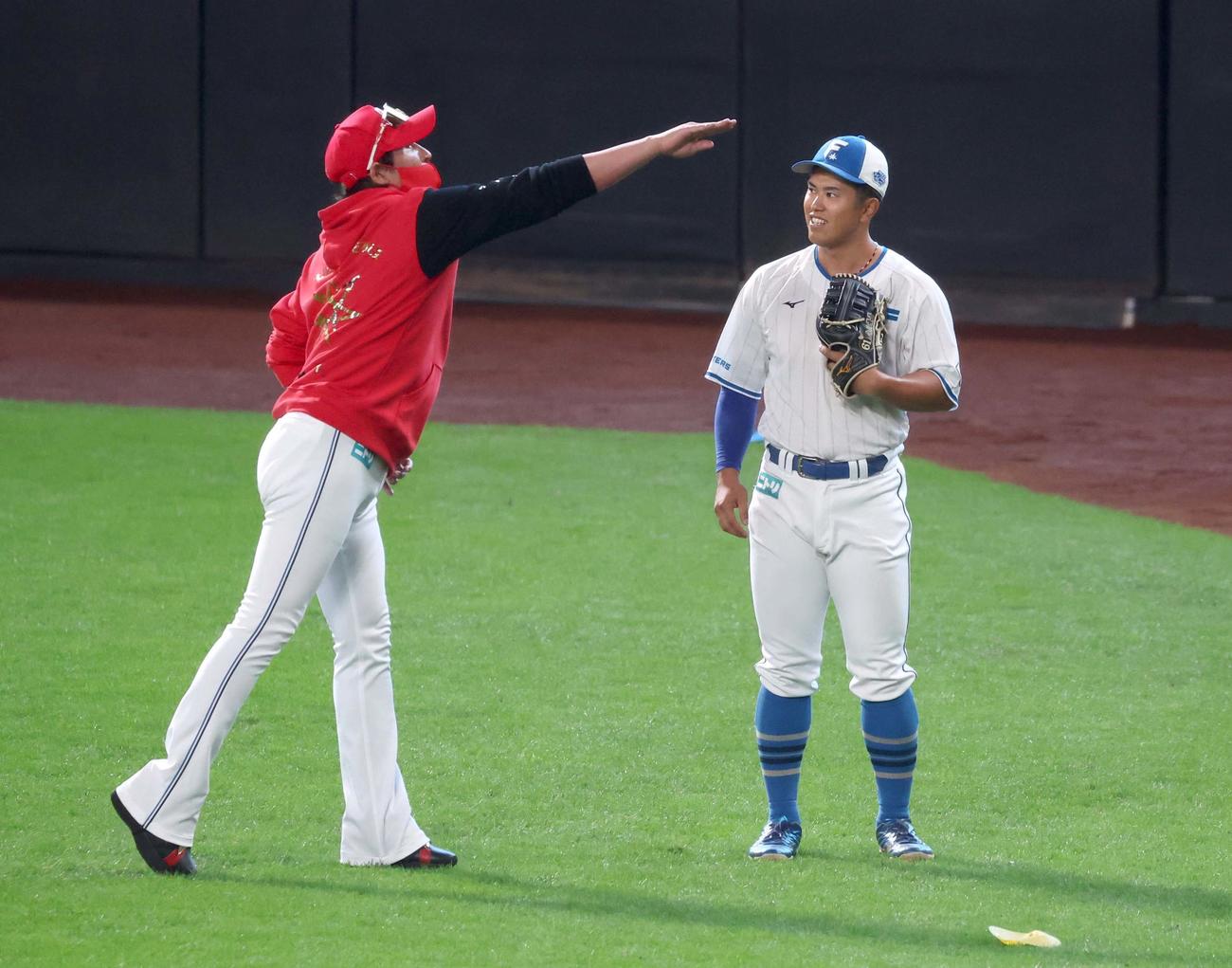 日本ハム対西武　今川（右）に送球の指導をする新庄監督（撮影・黒川智章）