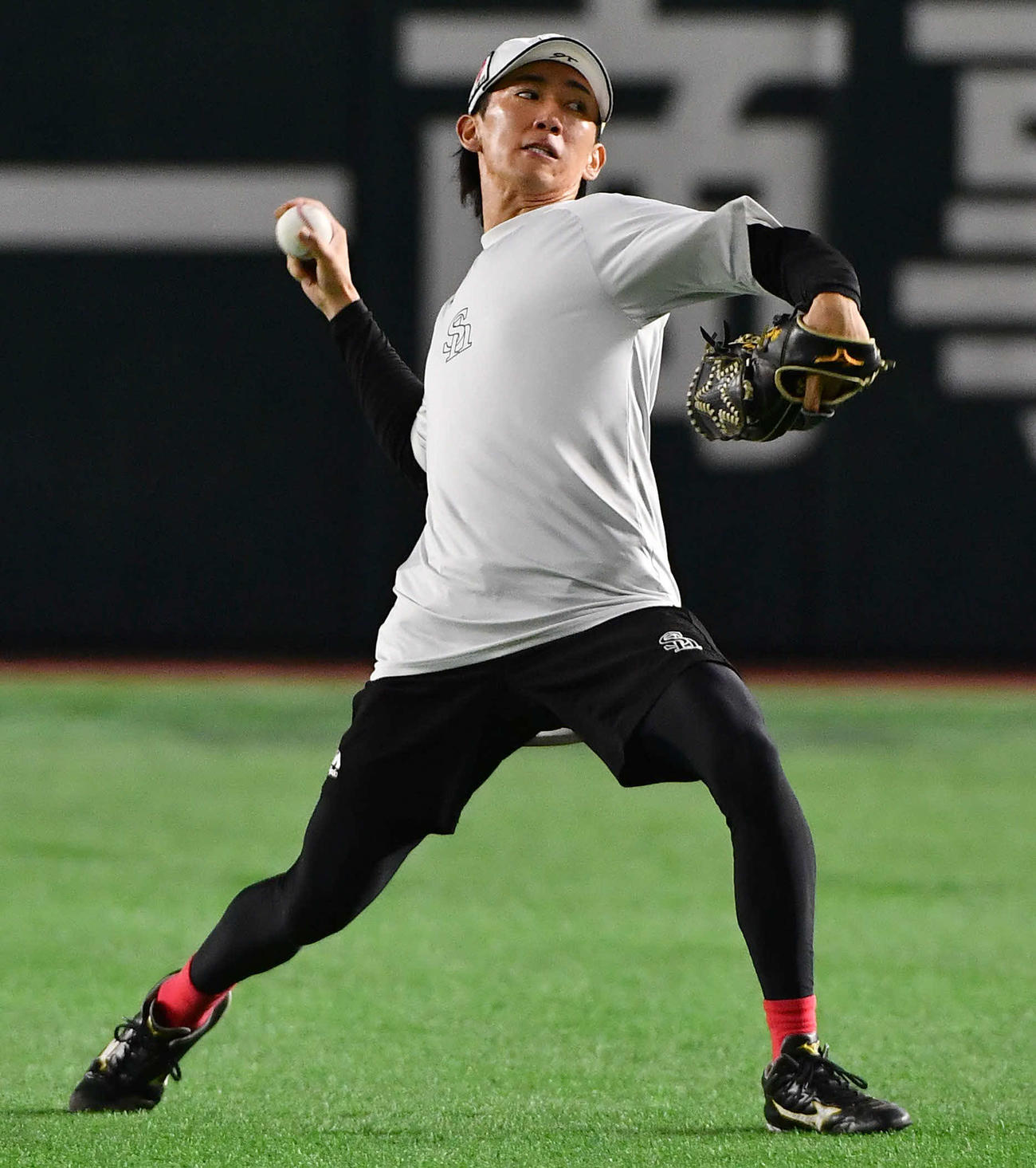 キャッチボールを行うソフトバンク大津（撮影・岩下翔太）