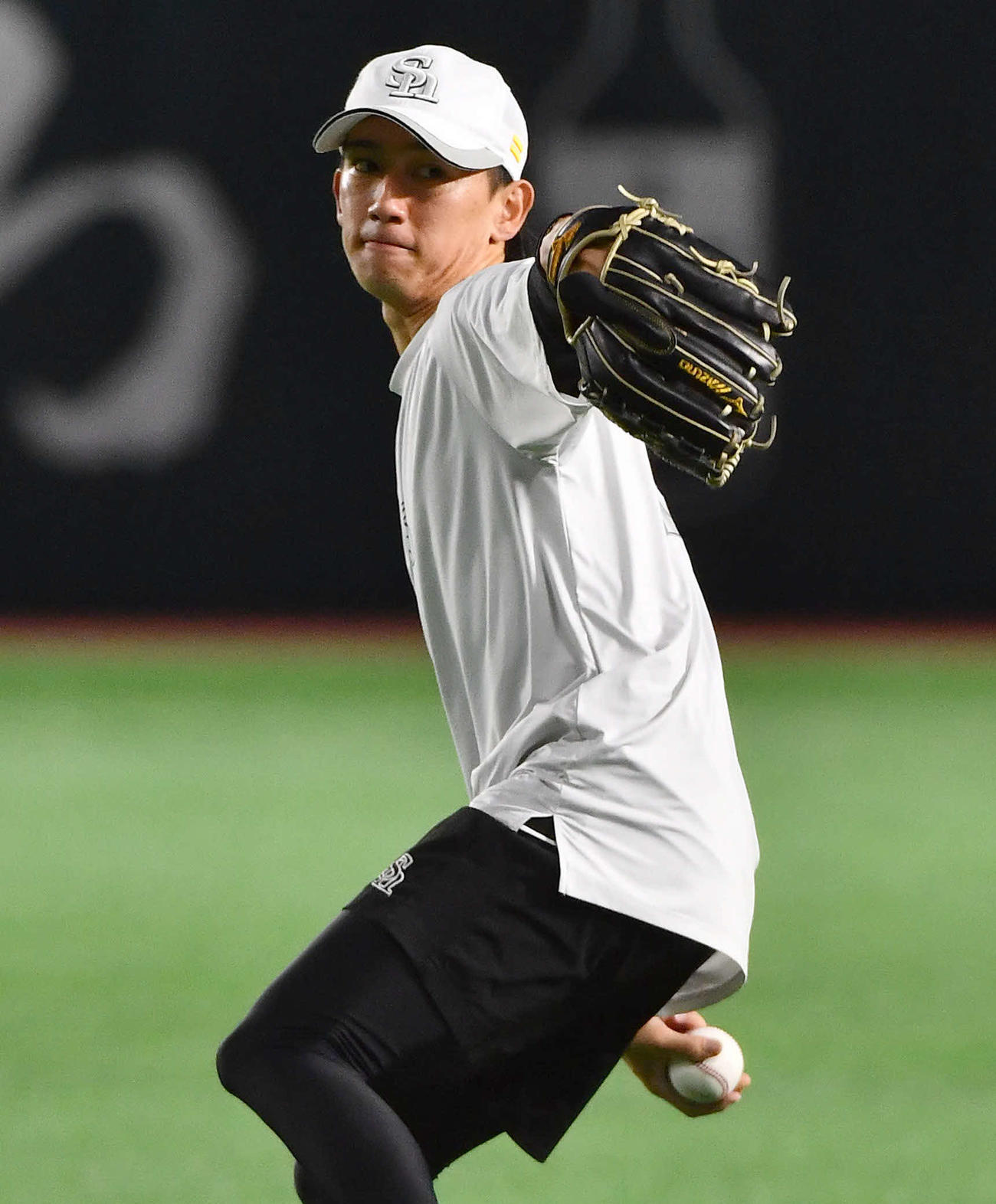 キャッチボールを行うソフトバンク大津（撮影・岩下翔太）