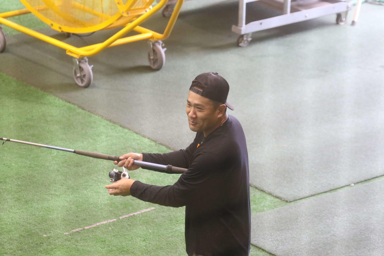 トレーニング用に用意された釣りざおを手にする田中将