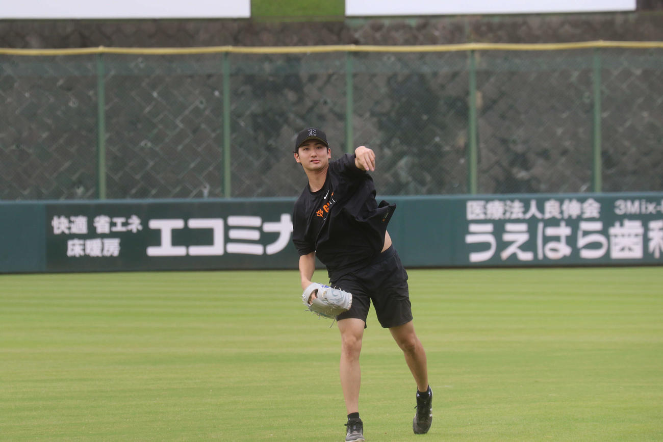 ジャイアンツ球場で練習する横川