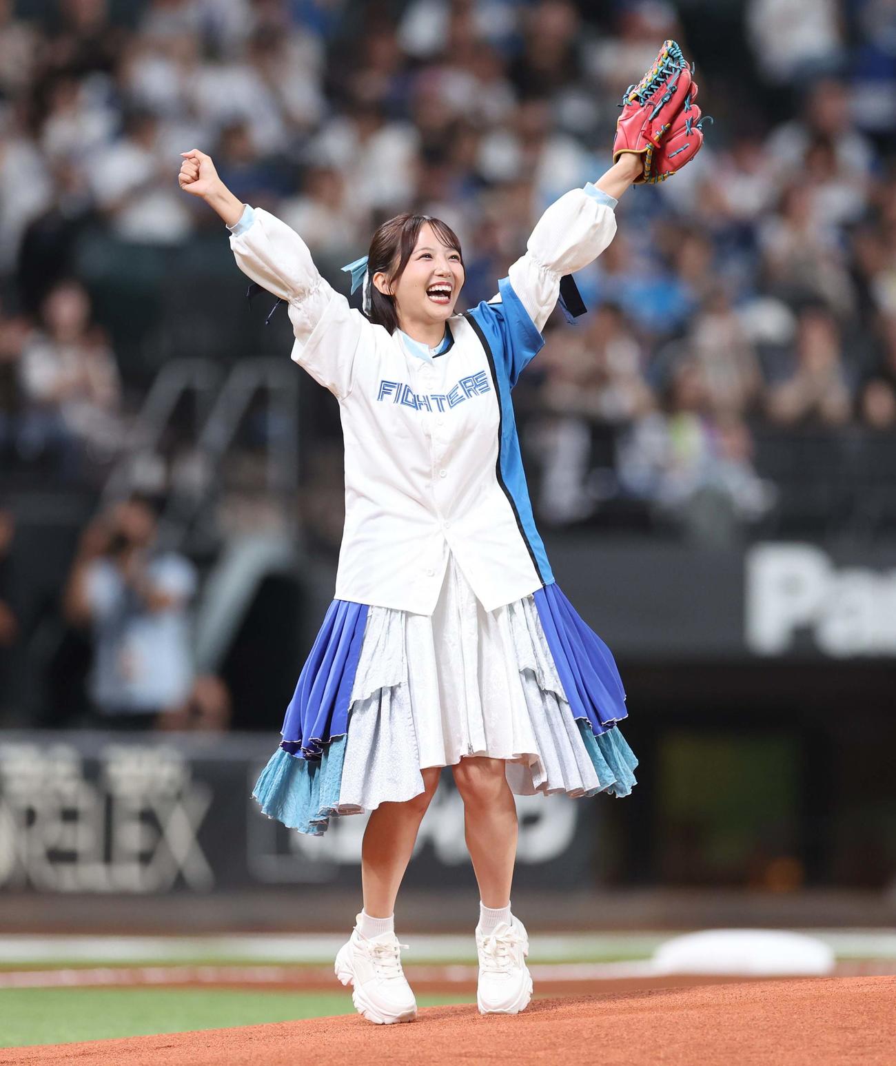 日本ハム対西武　ファーストピッチセレモニーで投球するタイトル未定のメンバー（撮影・黒川智章）