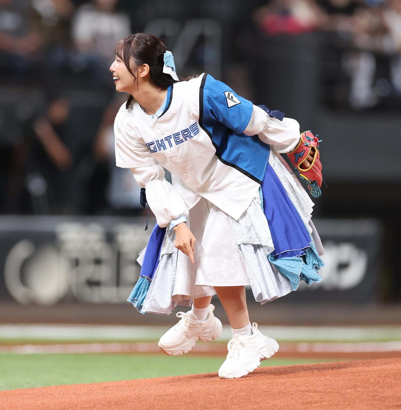 日本ハム対西武　ファーストピッチセレモニーで投球するタイトル未定のメンバー（撮影・黒川智章）