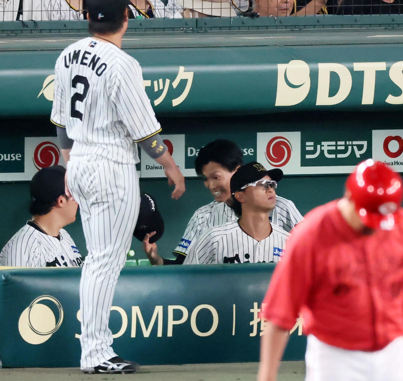 阪神対広島　5回表、阪神2番手で緊急登板した湯浅は広島打線を無失点に抑えベンチで笑顔を見せる（撮影・加藤哉）