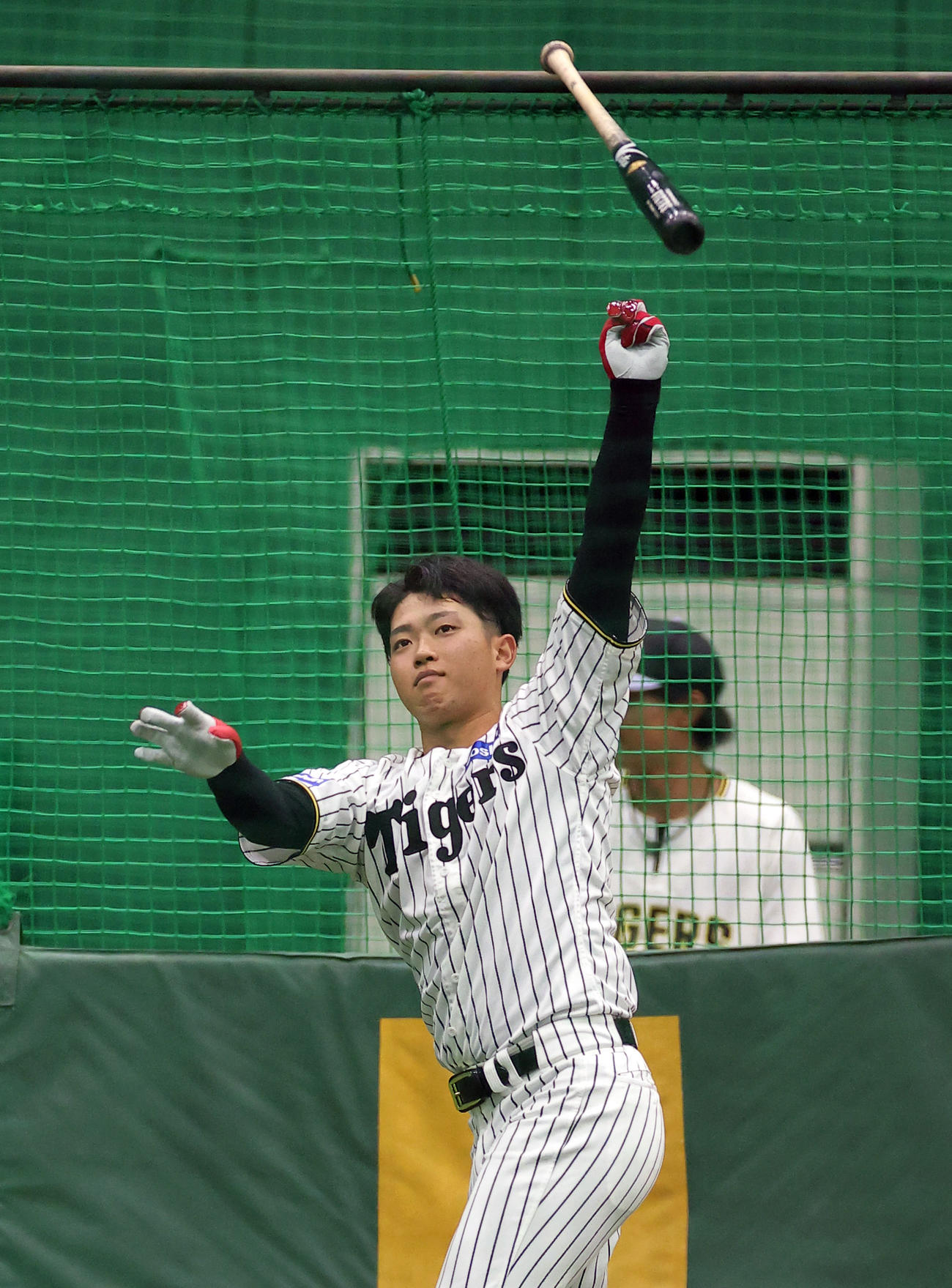打撃練習で快音を響かせバットを投げる中川（撮影・上田博志）