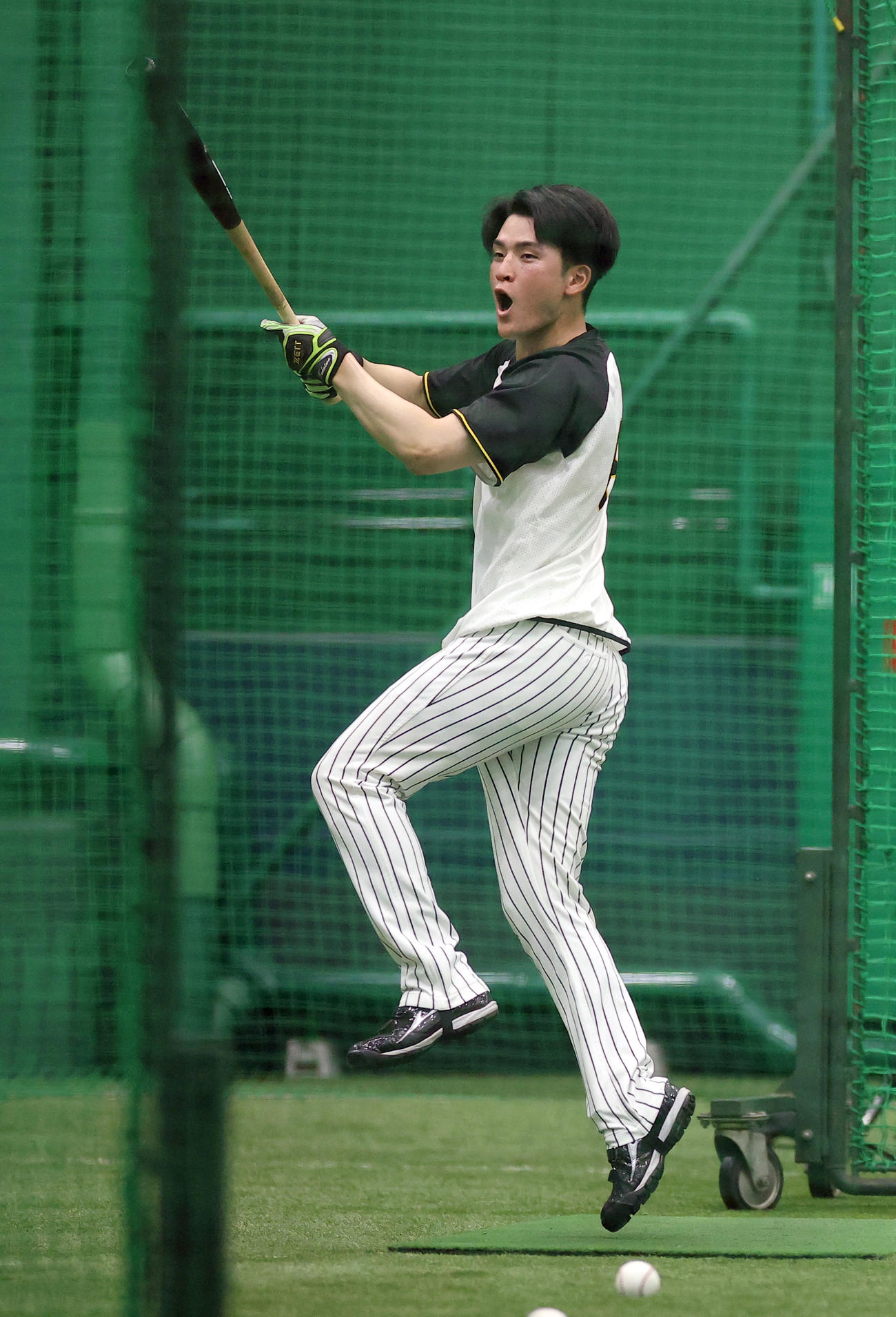 打撃練習で快音を響かせた高寺はジャンプしながら打球を見る（撮影・上田博志）