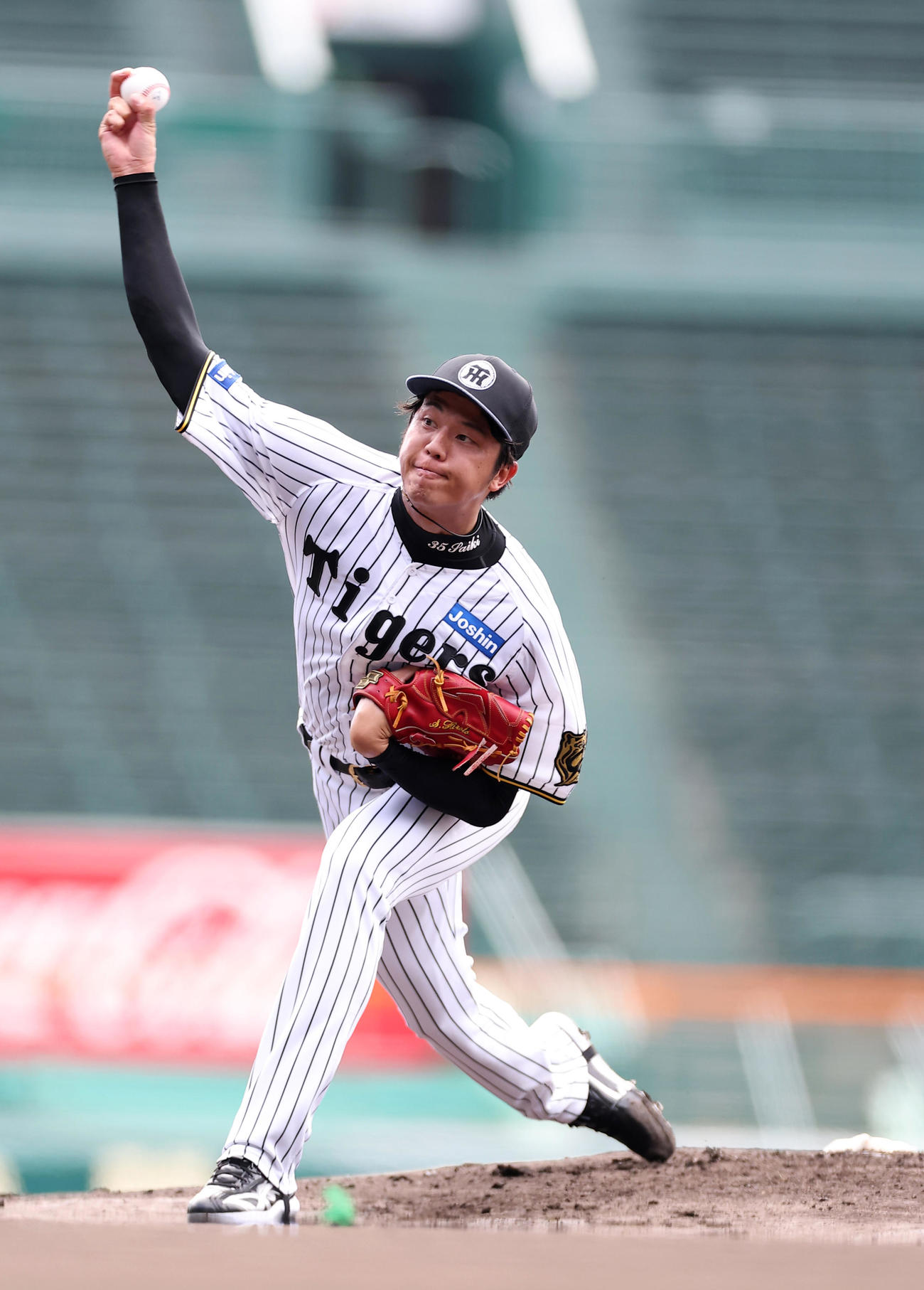 甲子園球場のマウンドで投球練習をする才木（撮影・上田博志）