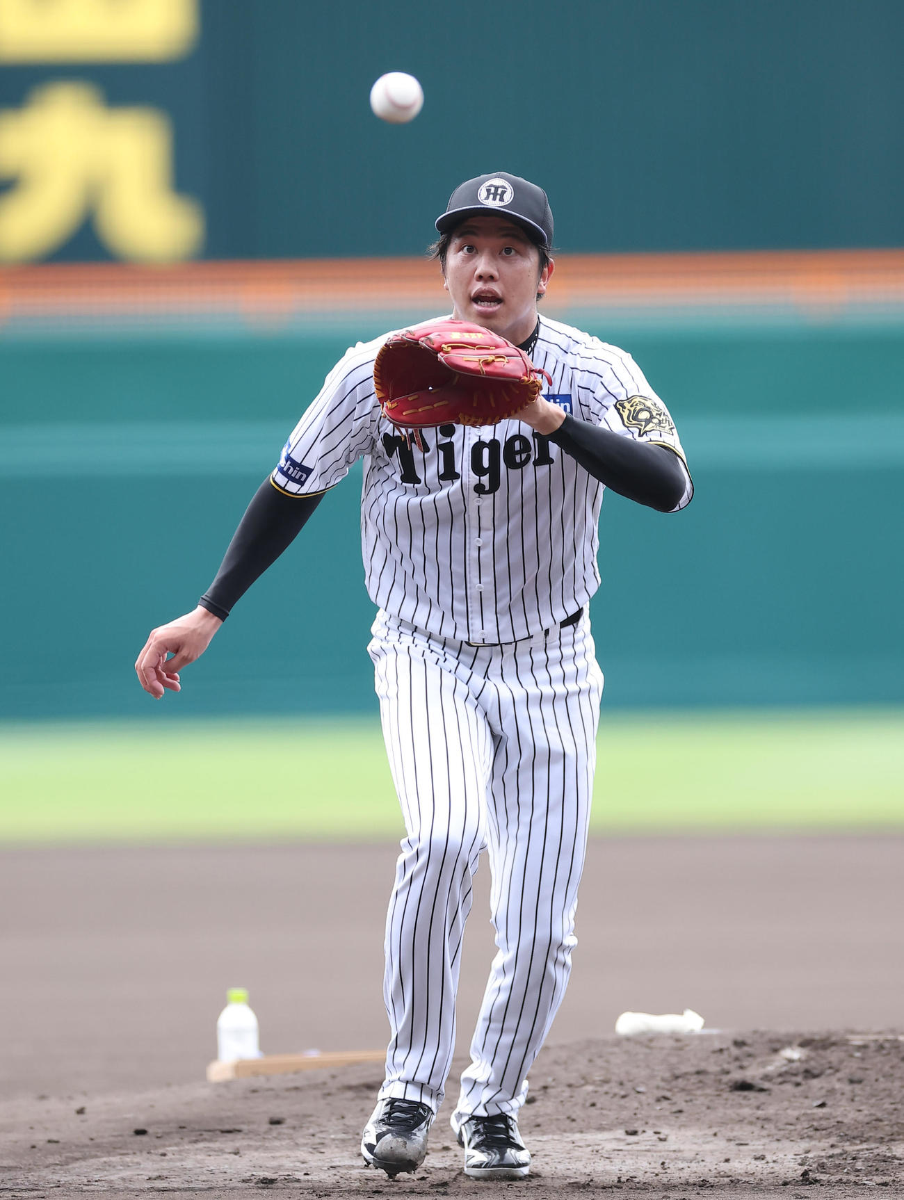 投内連係プレーの練習をする才木（撮影・上田博志）