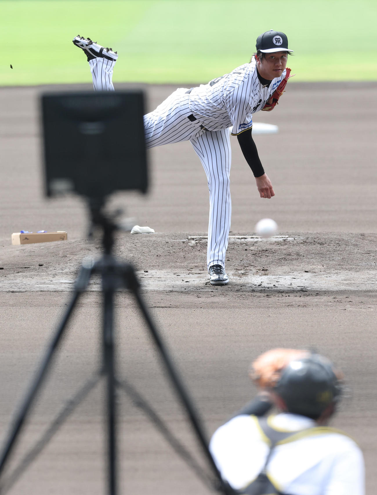 甲子園球場のマウンドで投球練習をする才木（撮影・上田博志）