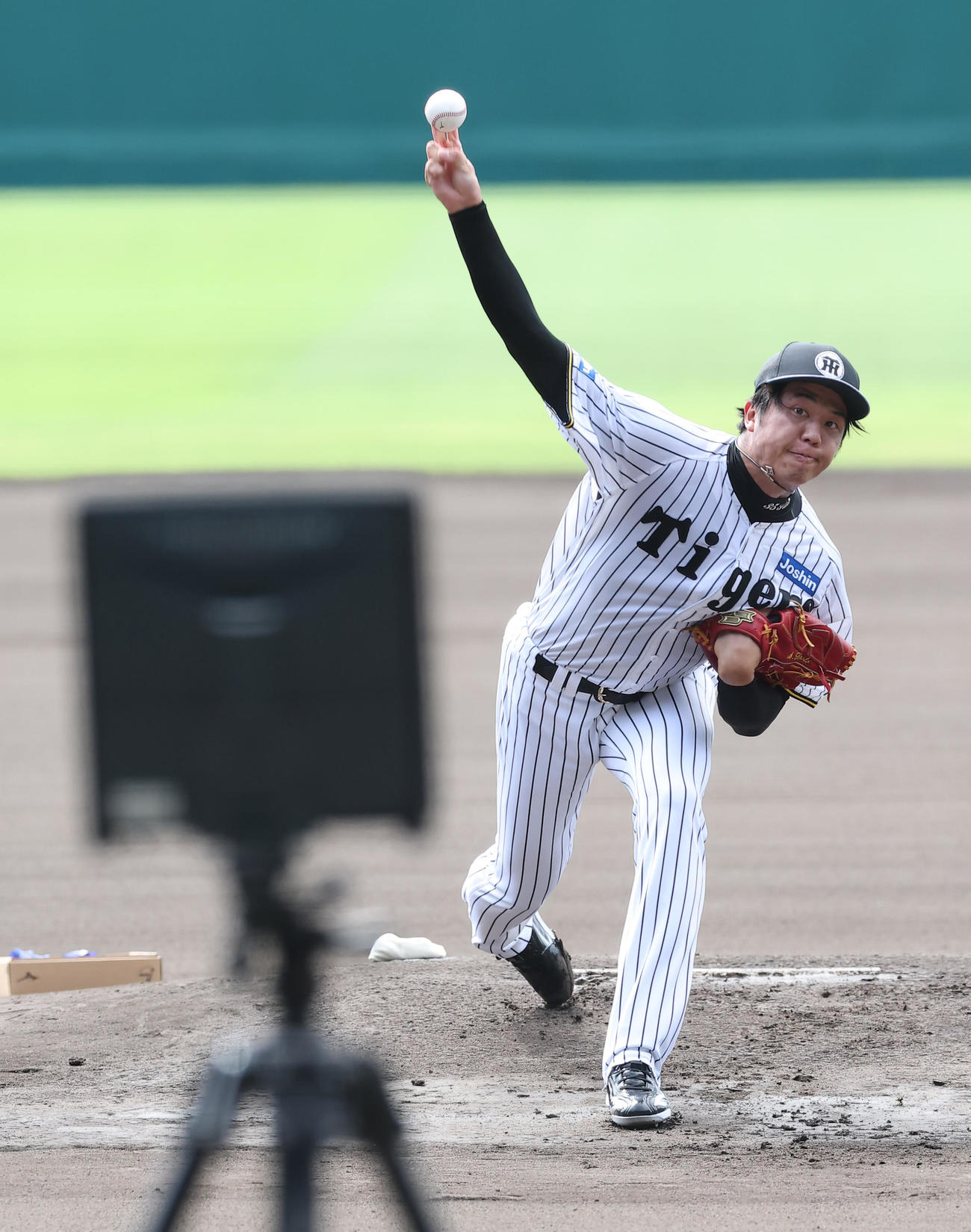 甲子園球場のマウンドで投球練習をする才木（撮影・上田博志）