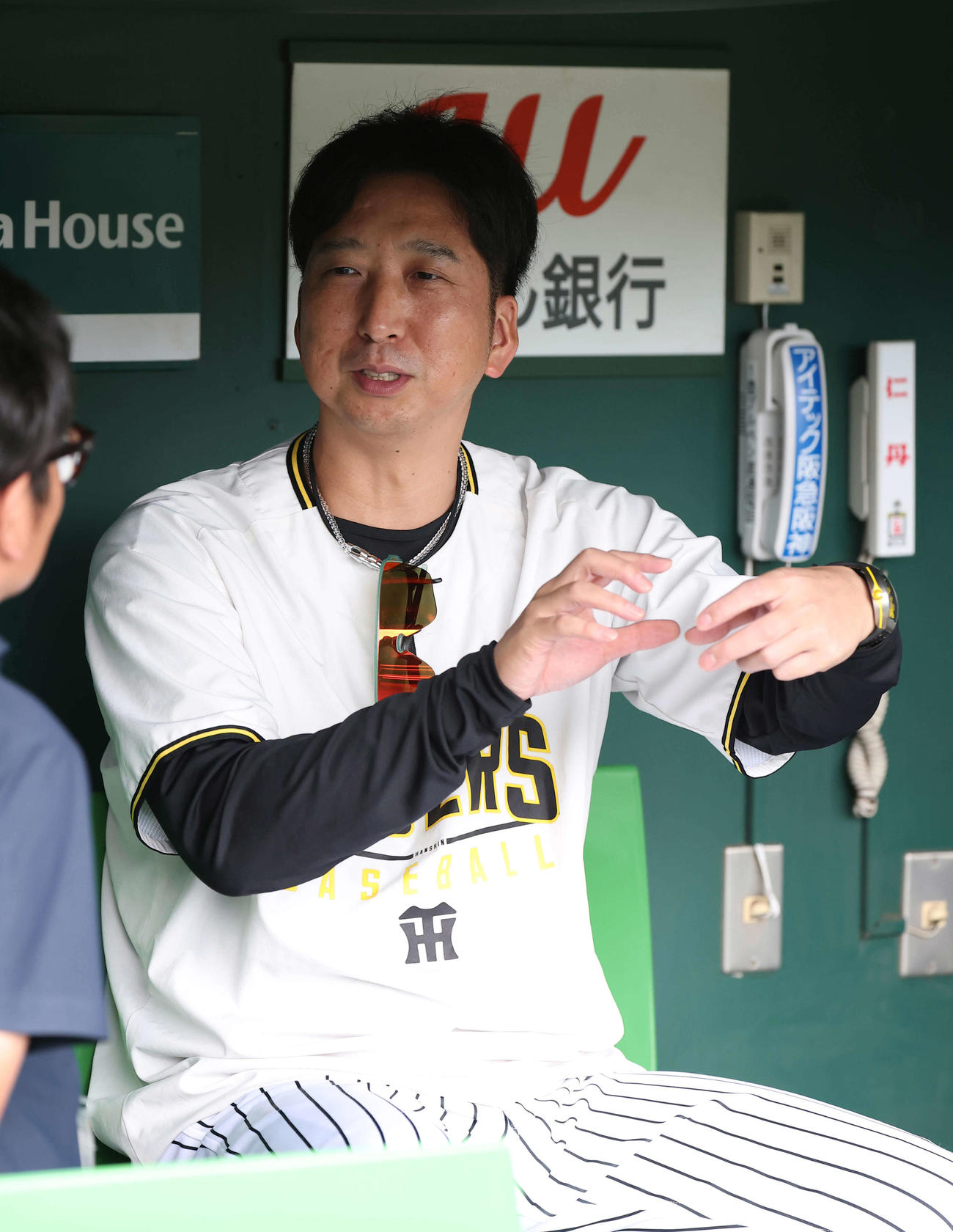 10日、記者と話をする阪神藤川監督