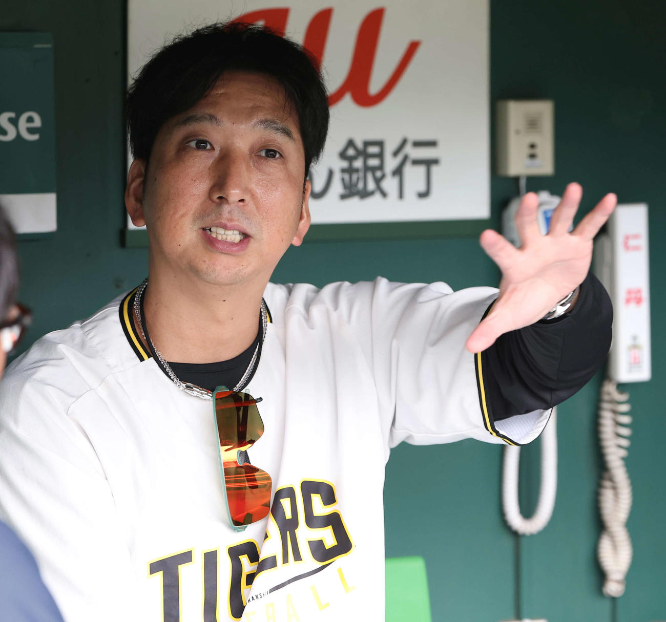 10日、記者と話をする阪神藤川監督