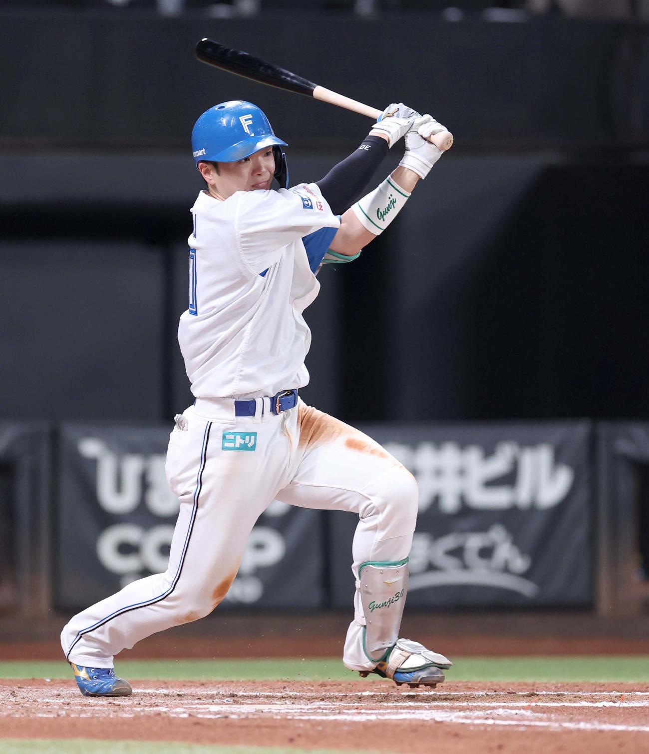 日本ハム対西武　7回裏日本ハム1死、右前打を放つ郡司（撮影・黒川智章）