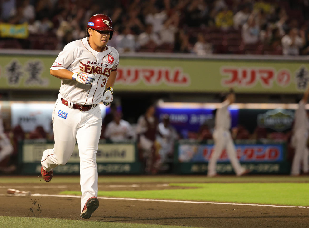 楽天対ロッテ　1回裏楽天2死二、三塁、左越え3点本塁打を放つ浅村（撮影・野上伸悟）