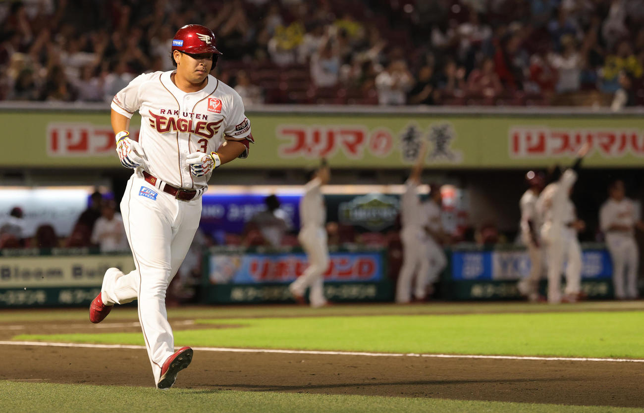 楽天対ロッテ　1回裏楽天2死二、三塁、左越え3点本塁打を放つ浅村（撮影・野上伸悟）