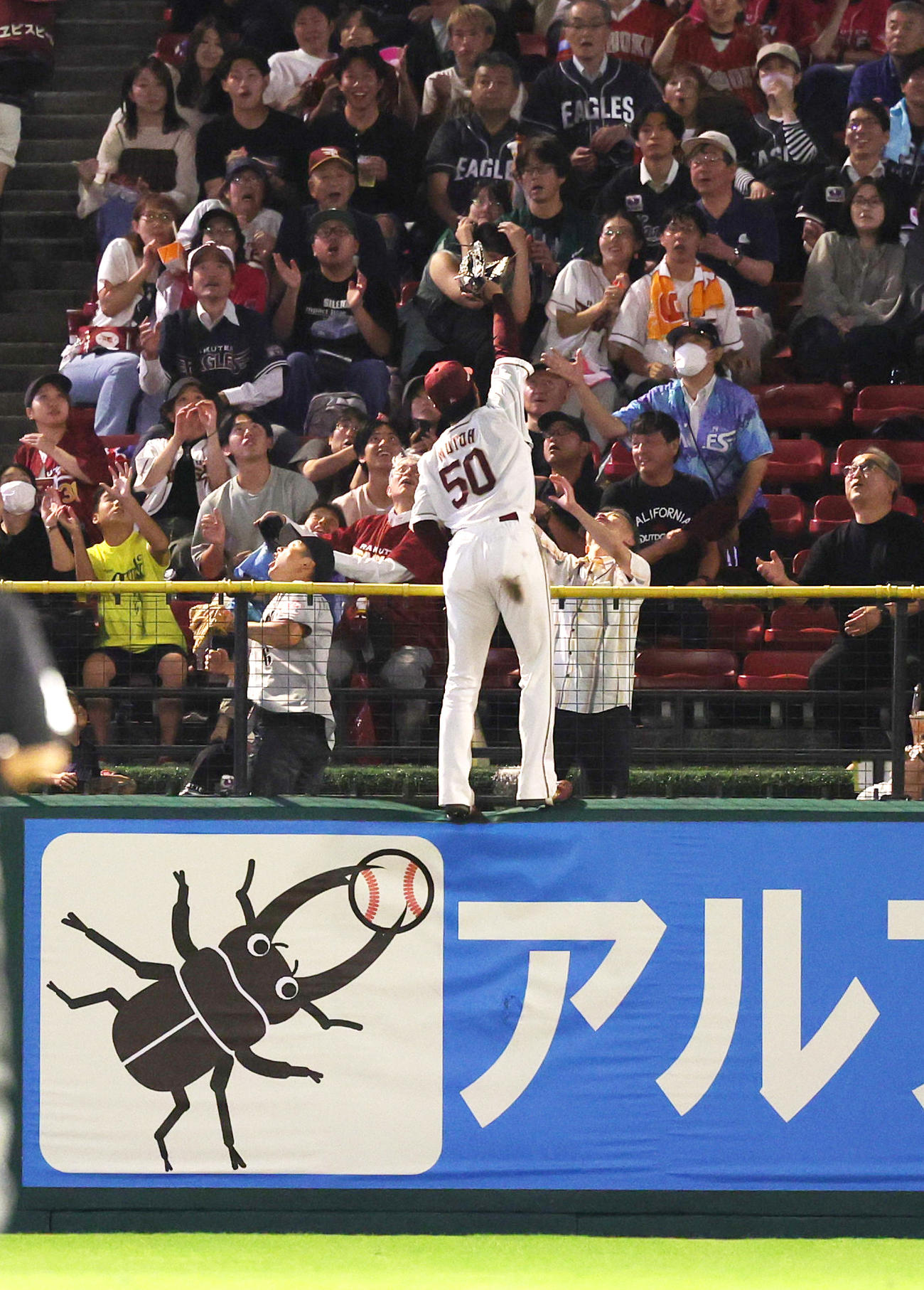 楽天対ロッテ　4回表ロッテ無死、高部の右越え本塁打を追う武藤（撮影・野上伸悟）