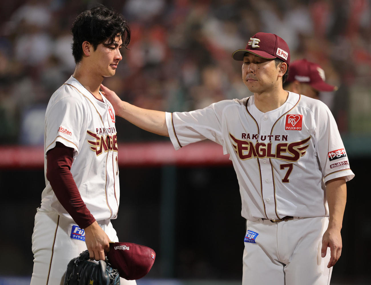 楽天対ロッテ　7回表ロッテ2死二、三塁、降板する楽天古謝。右は鈴木大（撮影・野上伸悟）