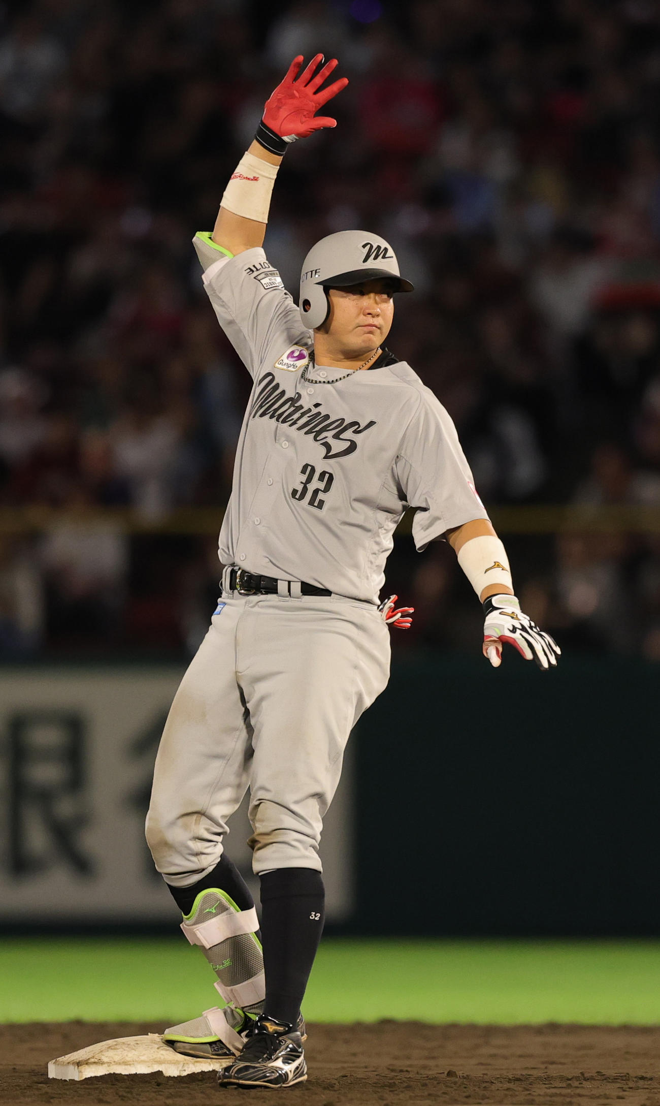 楽天対ロッテ　7回表ロッテ2死満塁、左2点適時二塁打を放ち喜ぶ佐藤　（撮影・野上伸悟）