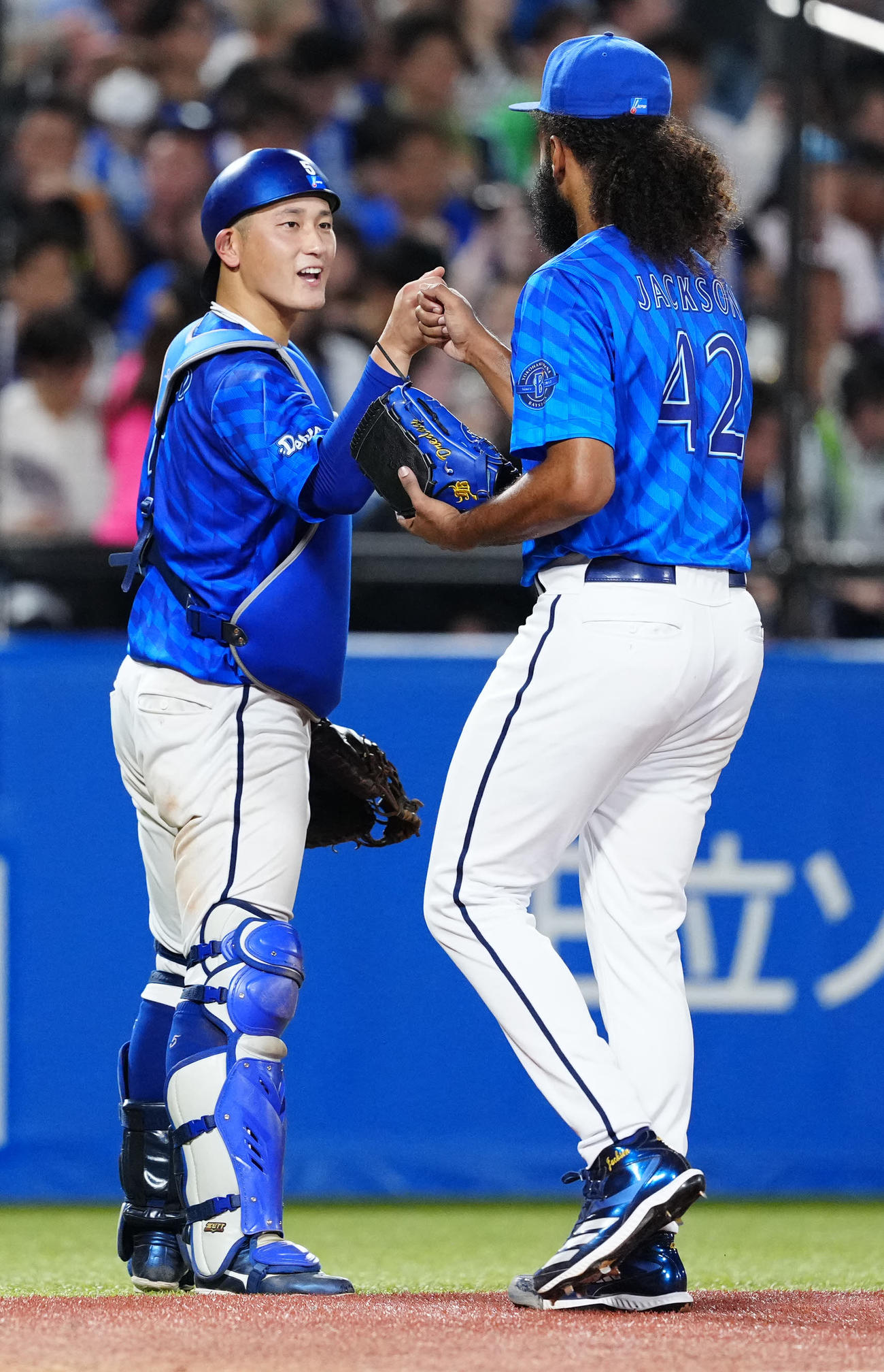 ヤクルト対DeNA 7回裏終了後、DeNA先発のジャクソン（右）とタッチを交わす捕手松尾（撮影・江口和貴）