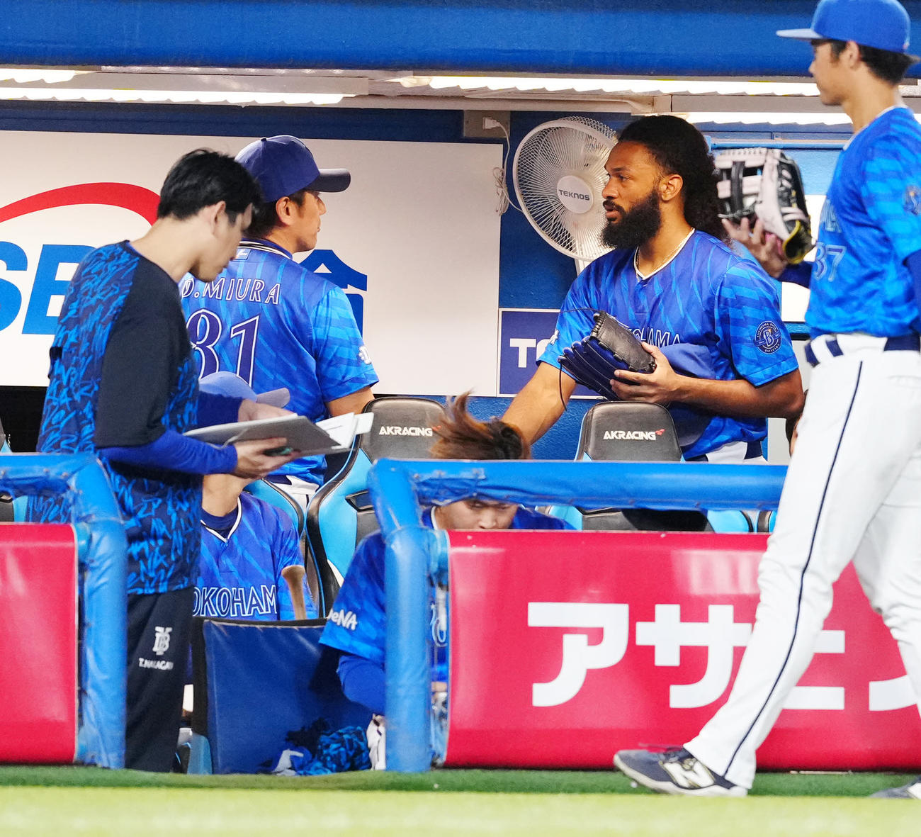 ヤクルト対DeNA 7回裏終了後、ベンチでDeNA三浦監督（後方左）と言葉を交わす先発のジャクソン（撮影・江口和貴）