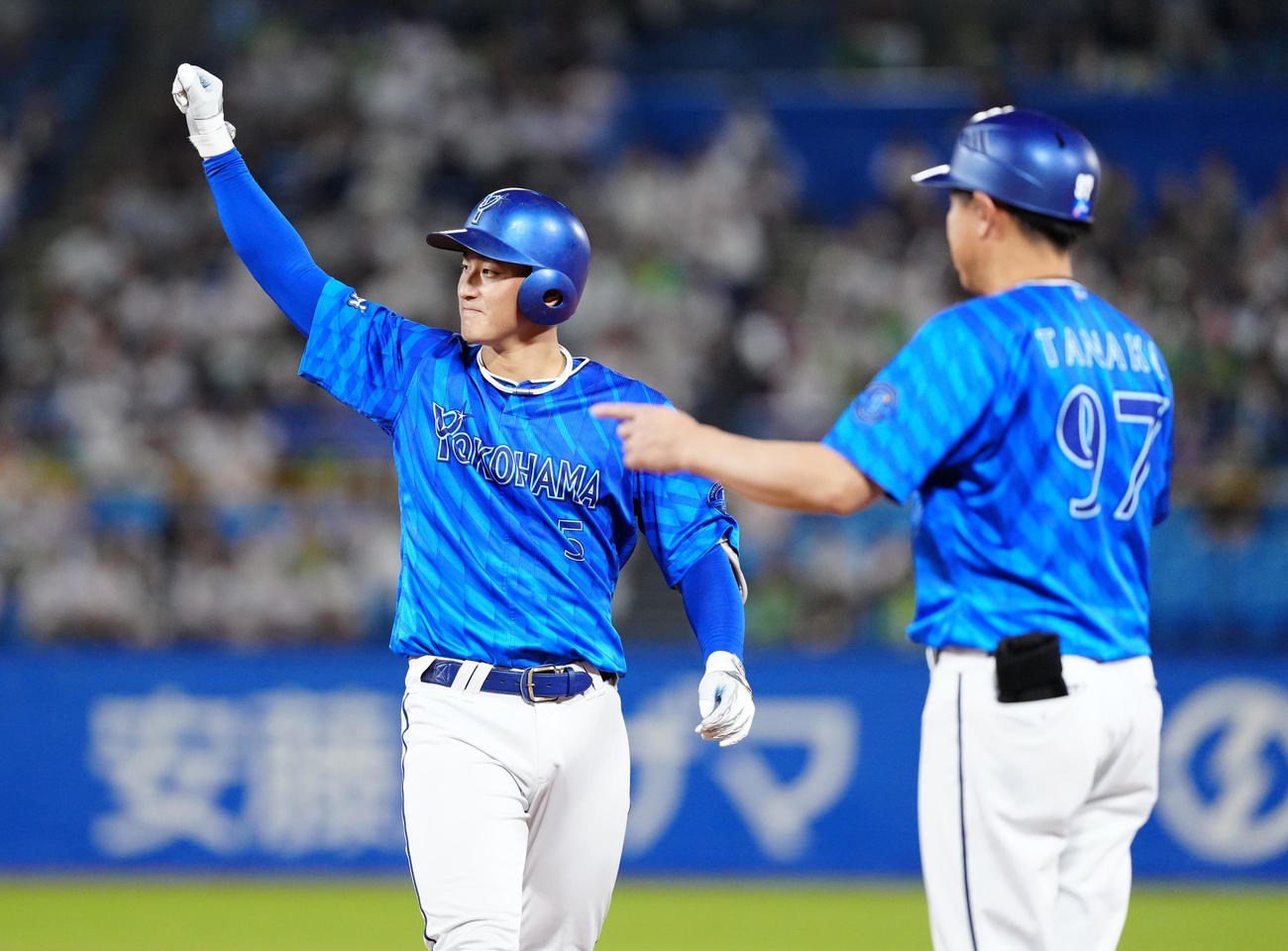 ヤクルト対DeNA 1回表DeNA2死満塁、先制2点適時打を放ち、ガッツポーズの松尾（撮影・江口和貴）