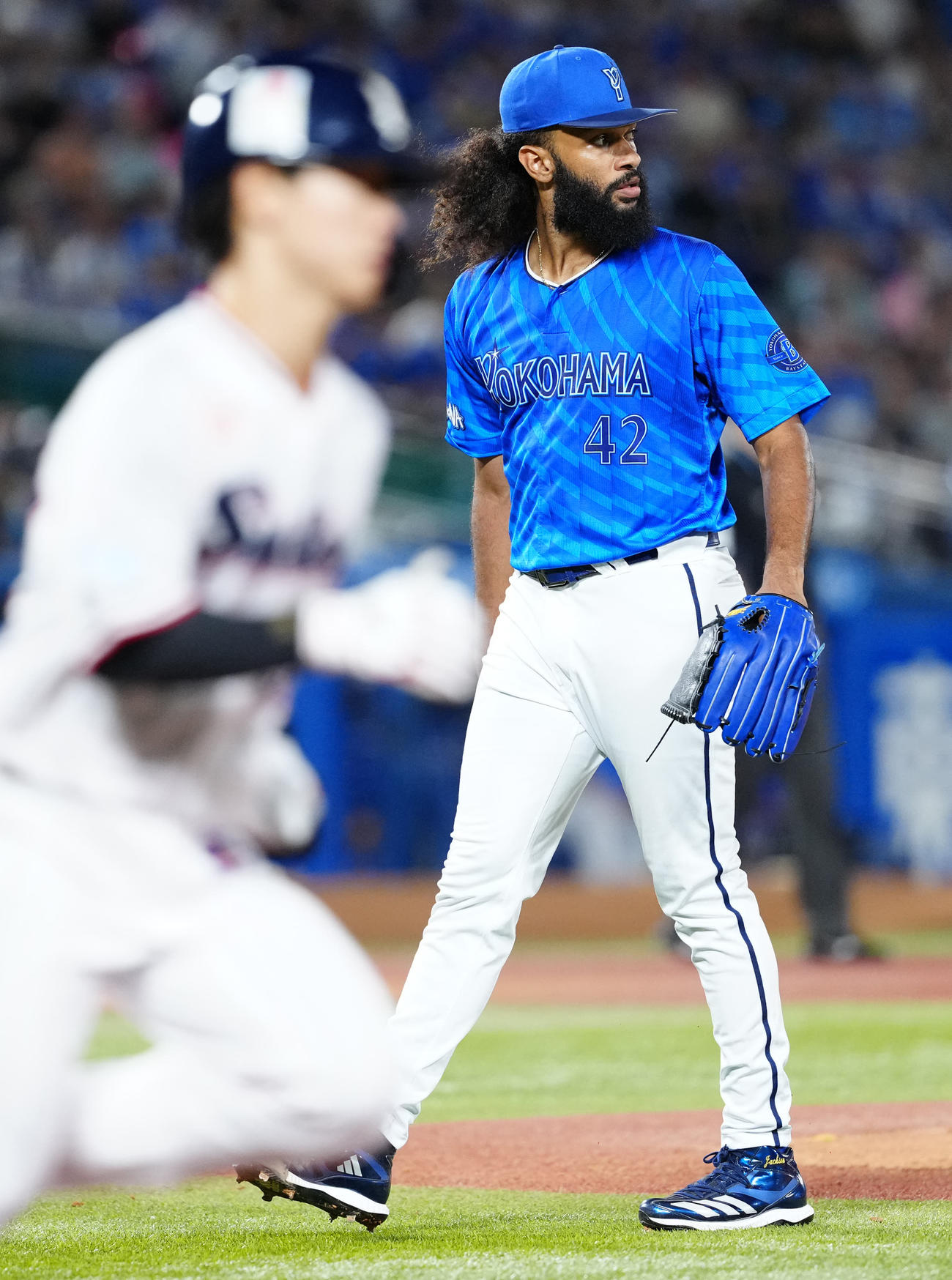 ヤクルト対DeNA 2回裏ヤクルト1死、内山（手前）を右飛に仕留めるジャクソン（撮影・江口和貴）