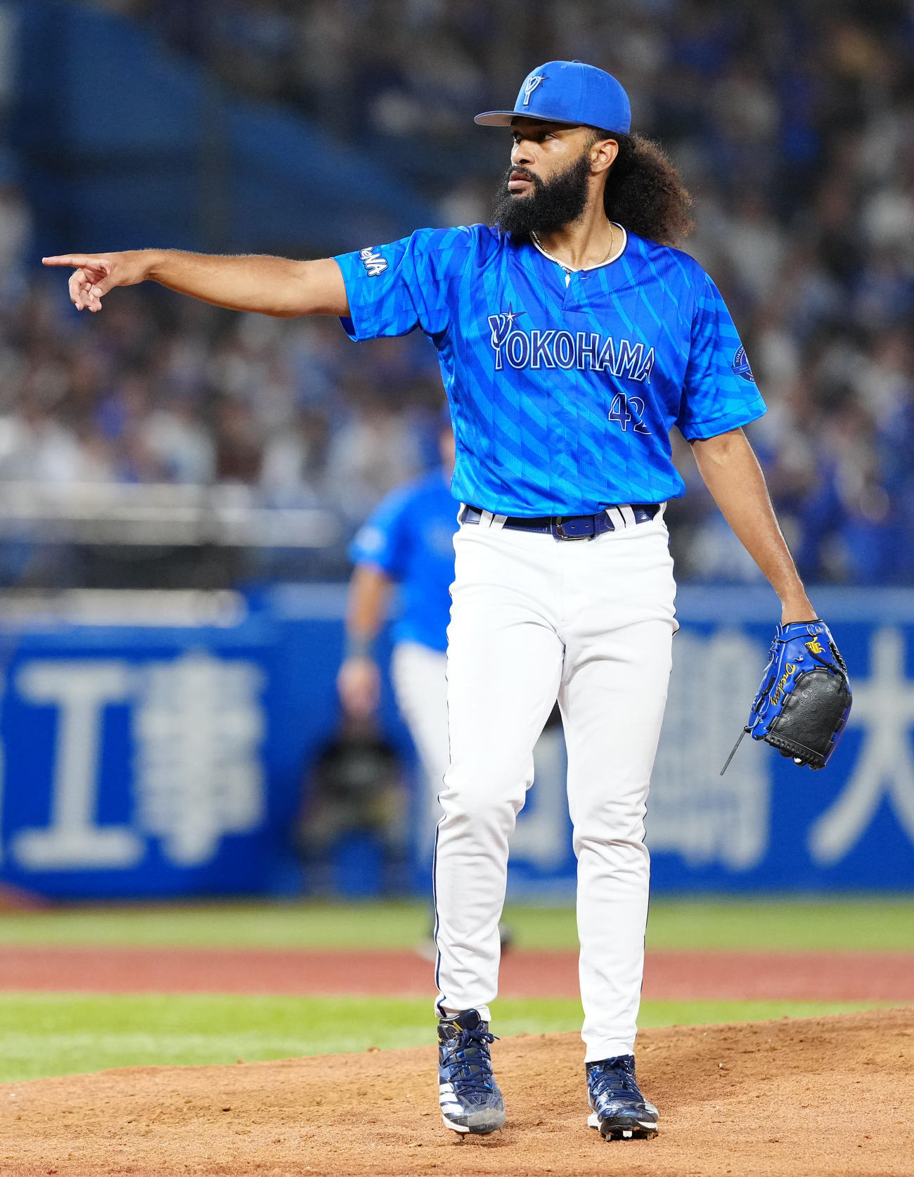 ヤクルト対DeNA 6回裏ヤクルト無死一塁、浜田から空振り三振を奪ったジャクソン（撮影・江口和貴）