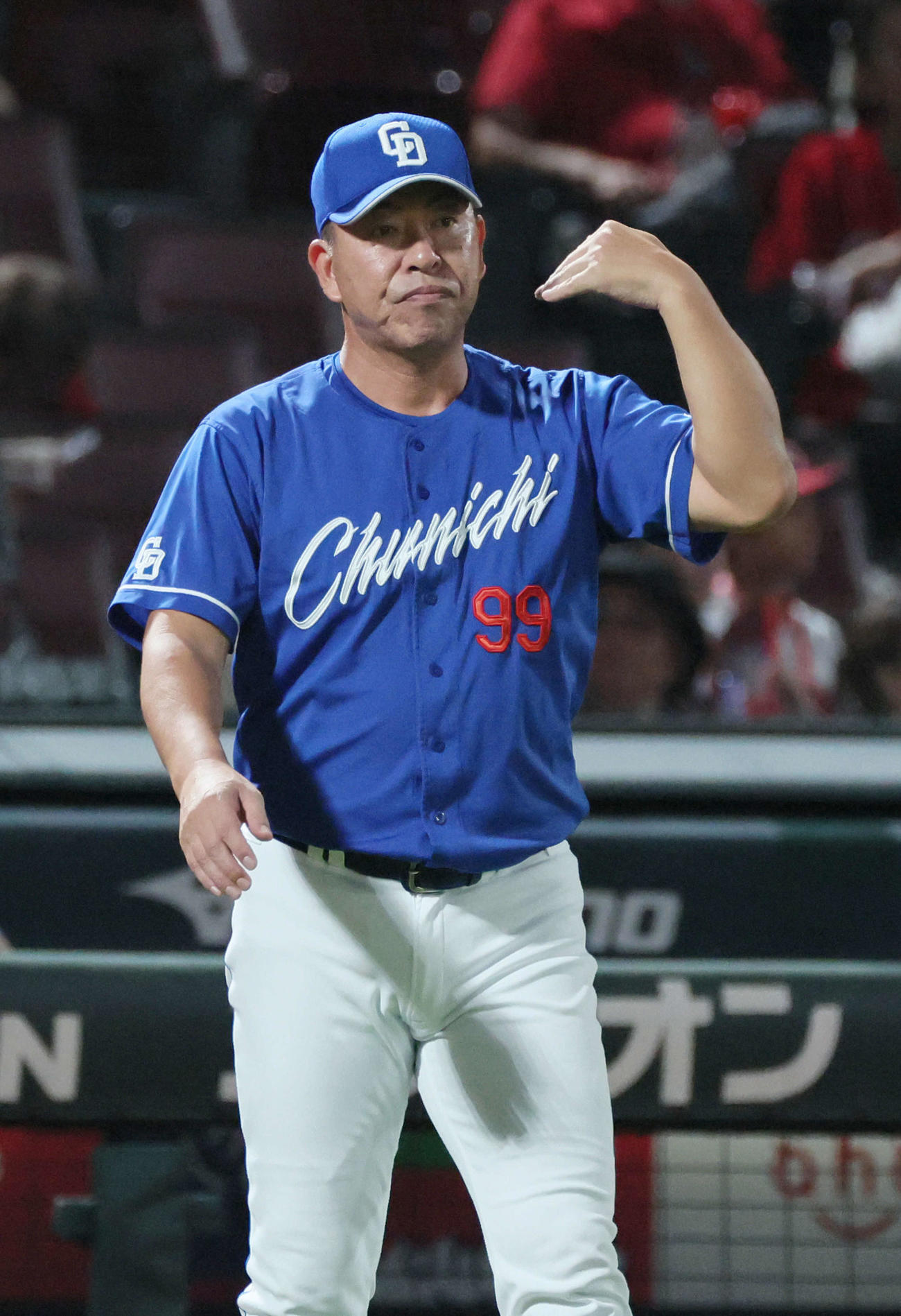 広島対中日　5回表終了時、交代を告げる井上監督（撮影・加藤孝規）