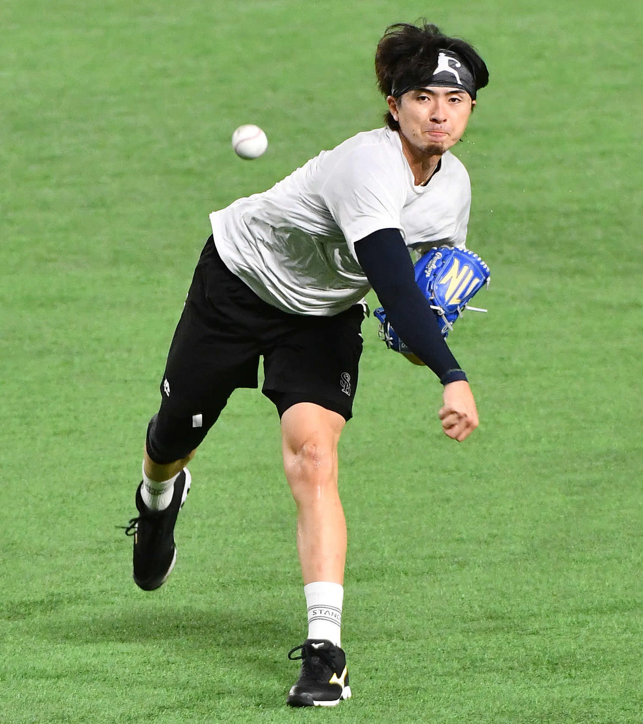 キャッチボールを行うソフトバンク上沢（撮影・岩下翔太）