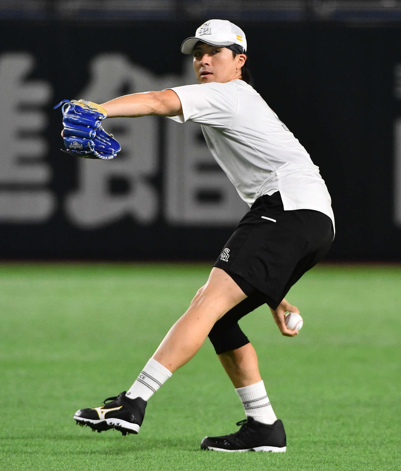 キャッチボールを行うソフトバンク上沢（撮影・岩下翔太）