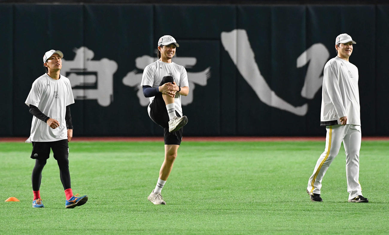 ウオーミングアップを行う、左からソフトバンク大津、上沢、有原（撮影・岩下翔太）