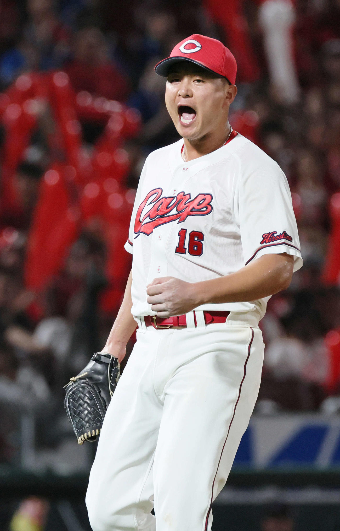 広島対中日　7回表中日2死一、二塁、山本を三振に打ち取り、ほえる広島先発の森（撮影・加藤孝規）