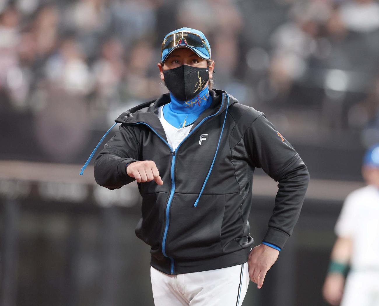 日本ハム対西武　投手交代を告げる新庄監督（撮影・黒川智章）