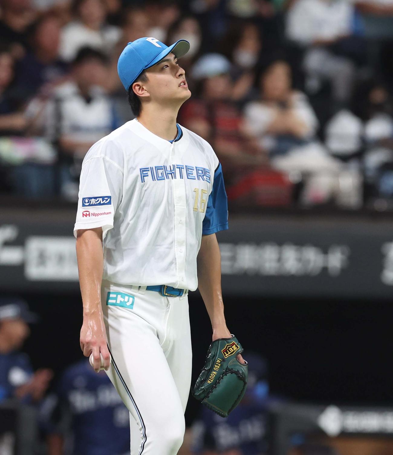 日本ハム対西武　4回表、2失点し肩を落とす達（撮影・黒川智章）