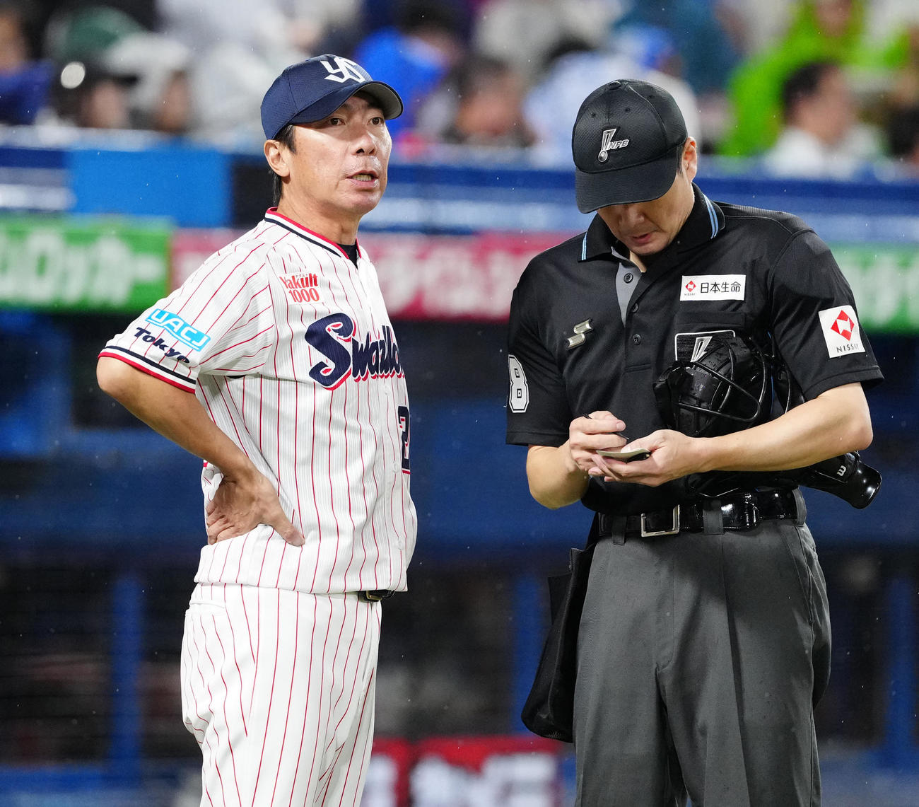 ヤクルト対DeNA 6回表開始前、選手交代を告げるヤクルト高津監督（左）（撮影・江口和貴）