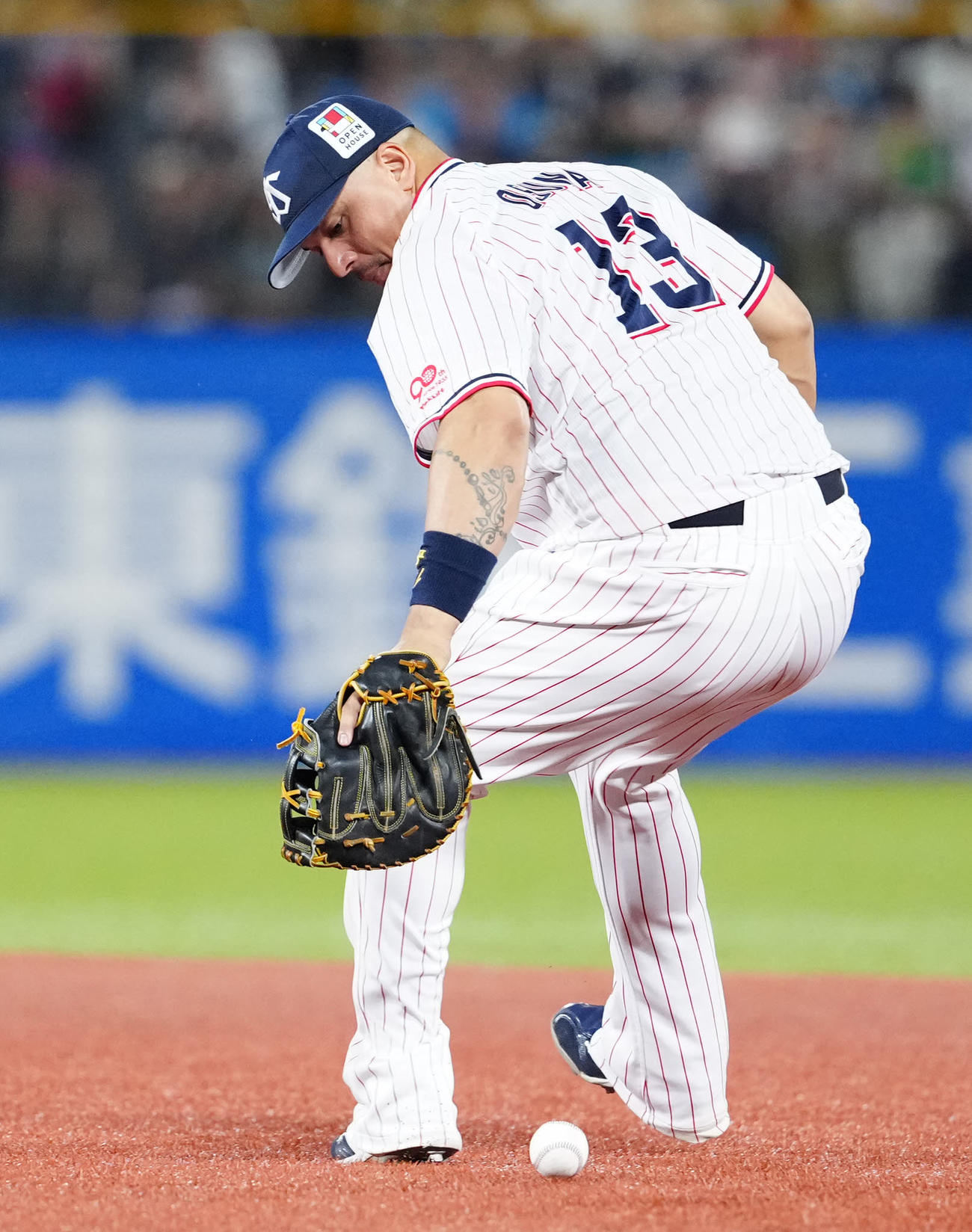 ヤクルト対DeNA 5回表DeNA1死一、二塁、林の打球処理で失策する一塁手オスナ（撮影・江口和貴）
