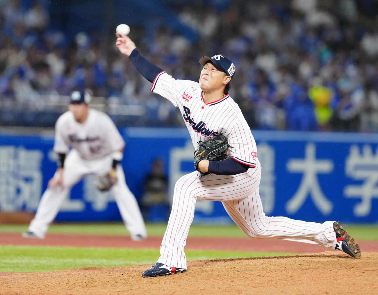 ヤクルト対DeNA 9回表、変化球を投じるヤクルト4番手の北村拓（撮影・江口和貴）