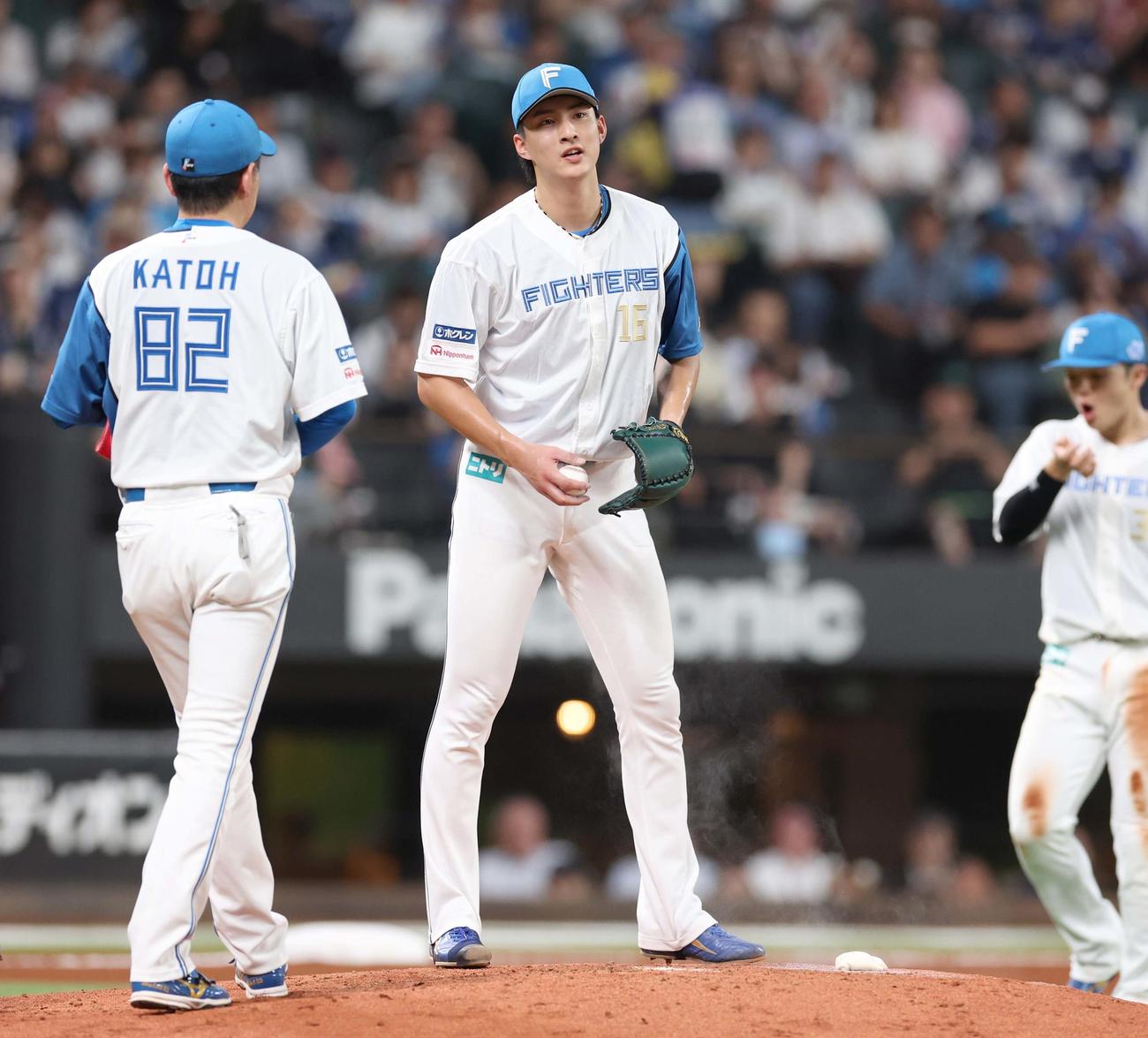 日本ハム対西武　4回表、2失点し肩を落とす達（撮影・黒川智章）