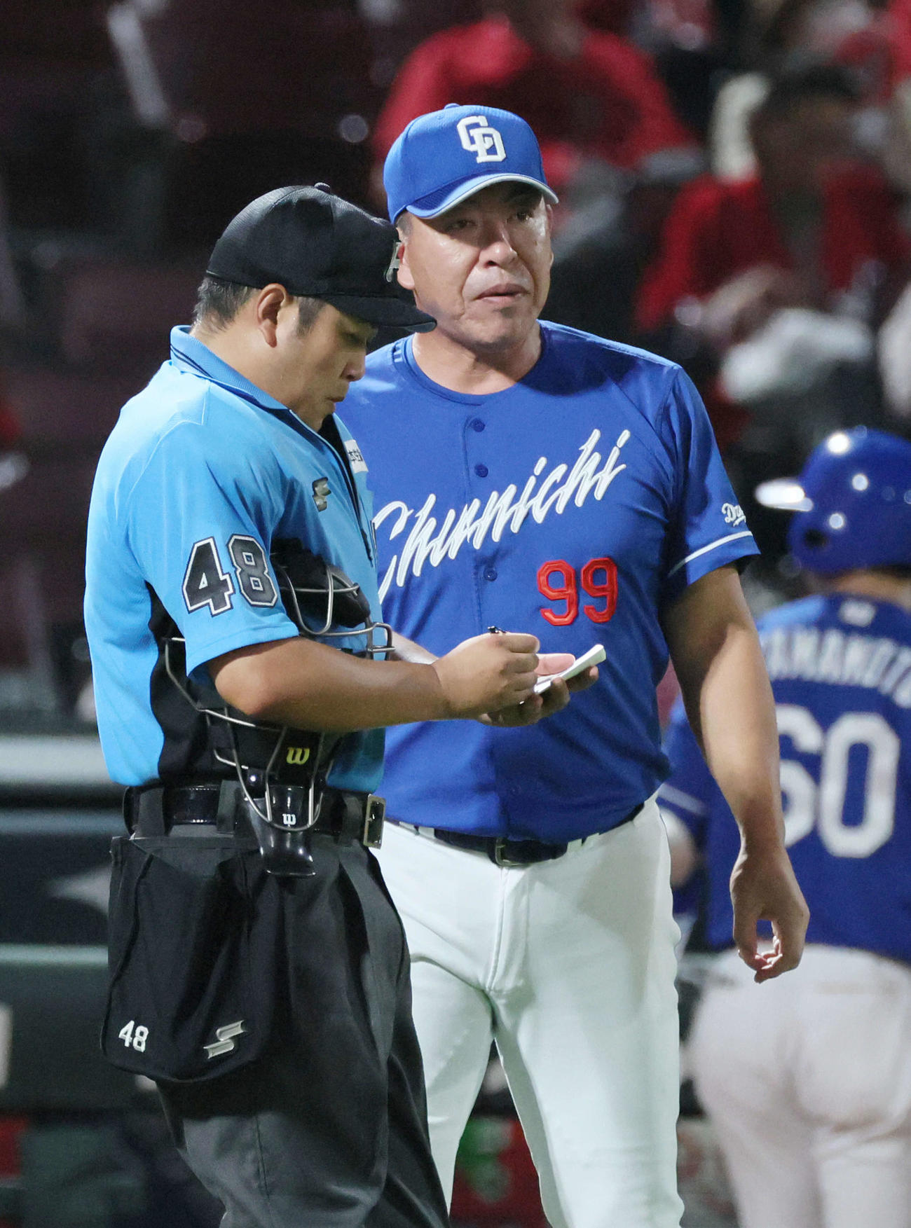 広島対中日　5回表終了時、交代を告げる井上監督（撮影・加藤孝規）