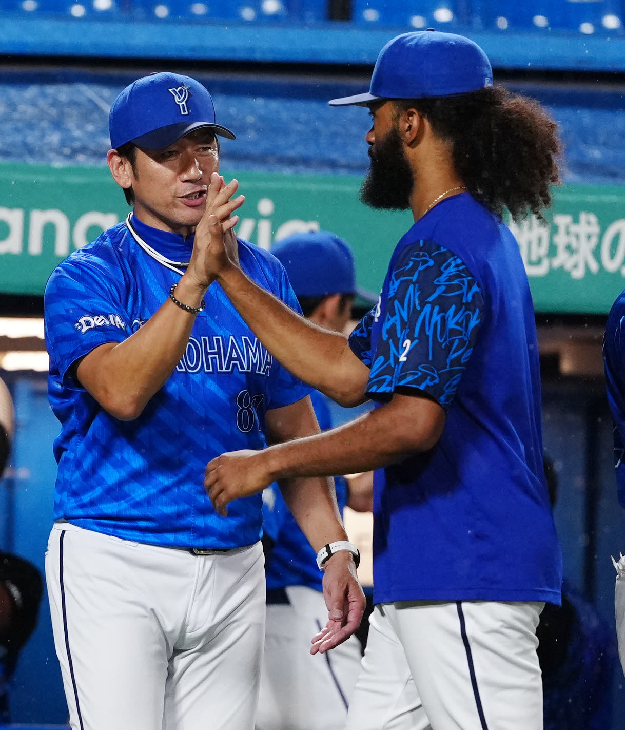ヤクルト対DeNA　試合後、DeNAジャクソン（右）とタッチを交わす三浦監督（撮影・江口和貴）