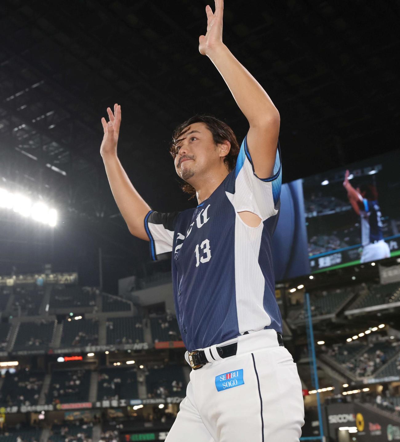 日本ハム対西武　試合後、スタンドの声援に応える高橋（撮影・黒川智章）