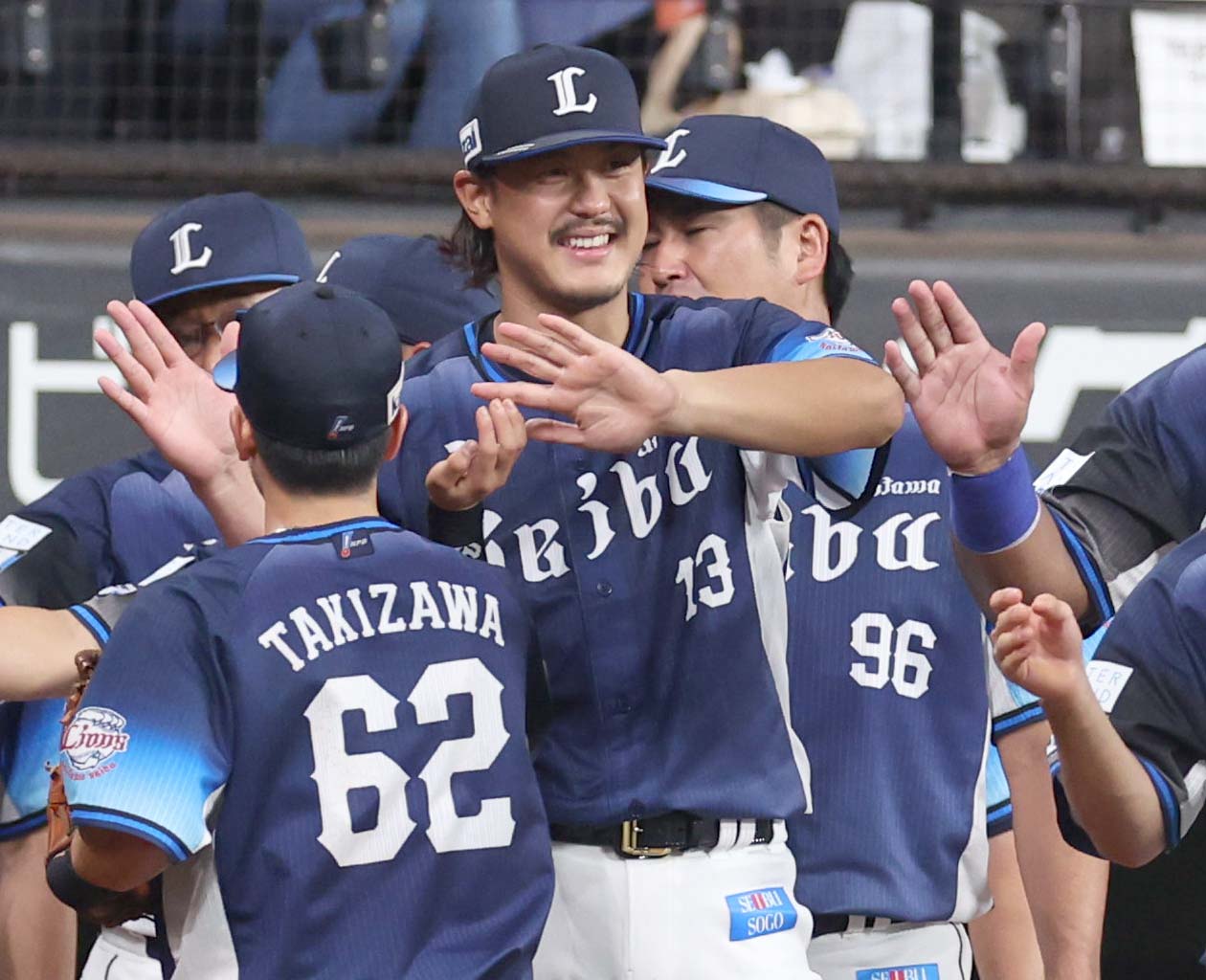 日本ハム対西武　試合後、ナインを出迎える高橋（撮影・黒川智章）
