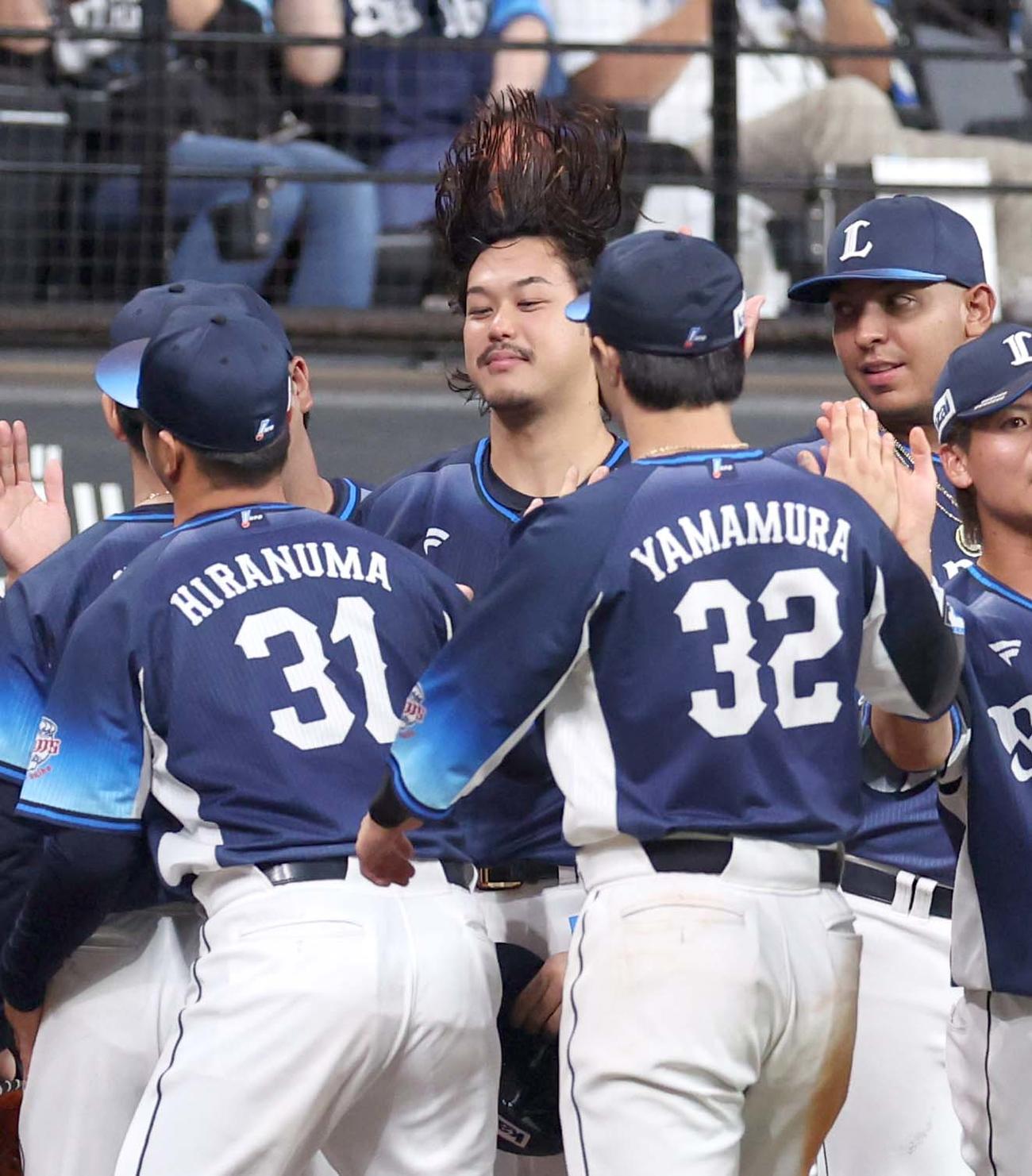 日本ハム対西武　試合後、ナインを出迎える高橋（撮影・黒川智章）
