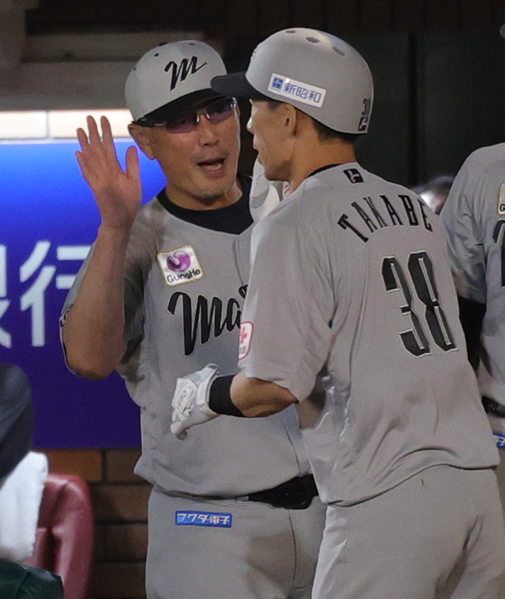 楽天対ロッテ　4回表ロッテ無死、右越え本塁打を放ち吉井監督（左）に迎えられる高部（撮影・野上伸悟）