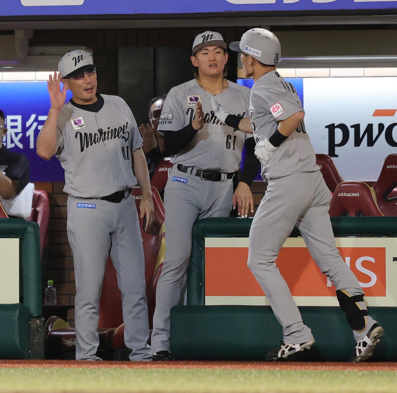 楽天対ロッテ　4回表ロッテ無死、右越え本塁打を放ち、左から吉井監督、山本に迎えられる高部（撮影・野上伸悟）