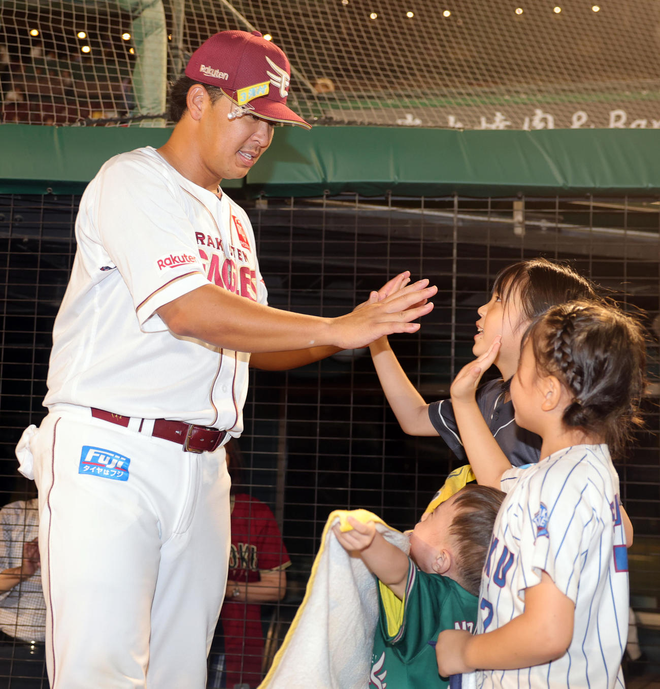 楽天対ロッテ　ファンとハイタッチする楽天浅村（撮影・野上伸悟）